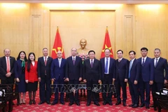 El director de la Academia Nacional de Política Ho Chi Minh, Nguyen Xuan Thang, y el embajador cubano, Rogelio Polanco Fuentes, junto con los delegados (Foto: VNA)