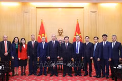 El director de la Academia Nacional de Política Ho Chi Minh, Nguyen Xuan Thang, y el embajador cubano, Rogelio Polanco Fuentes, junto con los delegados (Foto: VNA)