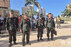 Un equipo vietnamita realiza una inspección sobre el terreno en La Guaira para evaluar la situación y preparar el despliegue de personal y equipos destinados a las labores de búsqueda y rescate. (Foto: qdnd.vn)