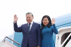 El secretario general del Partido Comunista de Vietnam, To Lam, y su esposa parten de Indonesia para visitar Singapur. (Foto: VNA)