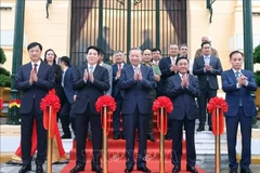El secretario general del Partido Comunista de Vietnam, To Lam (en el medio), el presidente de la República, Luong Cuong (segundo, desde la izquierda), y otros líderes en el acto de inauguración de la obra renovada (Foto: VNA)