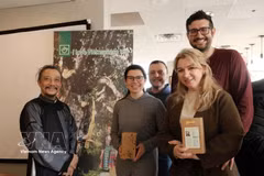 Visitantes en el espacio de degustación de té vietnamita (Foto: VNA)