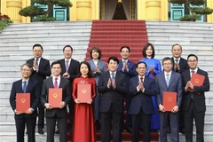 El presidente de Vietnam, Luong Cuong, y varios funcionarios y empleados del Ministerio de Relaciones Exteriores (Foto: VNA)