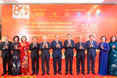 El presidente de la Asamblea Nacional, Tran Thanh Man, y otros líderes y exdirigentes en la ceremonia (Foto: daibieunhandan.vn)