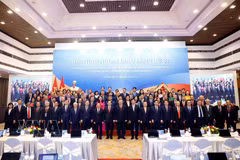 El secretario general del Partido Comunista y presidente de Vietnam, To Lam, y los delegados participantes en la cita. (Foto: VNA)