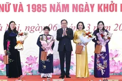 El presidente de la Asamblea Nacional de Vietnam, Tran Thanh Man, entrega flores y obsequios a las diputadas con motivo del Día Internacional de la Mujer. (Foto: VNA)