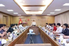 Representantes del Ministerio de Educación y Formación se reúnen con estudiantes que compiten en la ISEF 2025. (Foto: nhandan.vn)