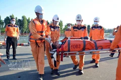 Traslado del marinero enfermo a tierra (Foto: VNA)