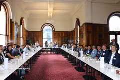 Mesa redonda entre las comunidades empresariales vietnamitas y australianas en el Parlamento de Victoria. (Foto: VNA)