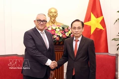 El ministro de Relaciones Exteriores de Vietnam, Le Hoai Trung (derecha), recibe al comisario de la UE para Asociaciones Internacionales, Jozef Síkela (Foto: VNA)
