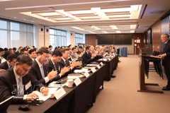 En un seminario de promoción de inversiones en el CFI vietnamita (Foto: VNA)