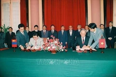 El entonces presidente del Estado, Le Duc Anh (derecha), y su homólogo de Mongolia, Punsalmaagiin Ochirbat, firman la declaración conjunta entre ambos países en Hanoi en marzo de 1994. (Foto: VNA)