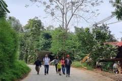 Turistas visitan la zona de ecoturismo de Pu Luong, en el distrito de Ba Thuoc, Thanh Hoa (Foto: VNA)