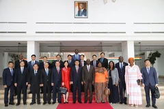 El vicepresidente de la Asamblea Nacional de Vietnam, Vu Hong Thanh, mantuvo conversaciones con el vicepresidente de la Asamblea Nacional de Costa de Márfil, Woi Mela Gaston (Foto: VNA)