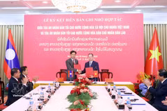 Firma de un nuevo Memorando de Entendimiento sobre cooperación entre los tribunales supremos de Vietnam y Laos (Foto: VNA)