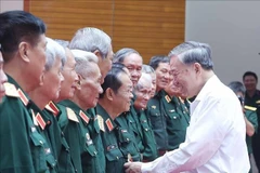 El secretario general del PCV, To Lam, saluda a los generales y héroes de las fuerzas armadas populares (Foto: VNA)
