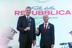 Vo Van Hoan (derecha), vicepresidente del Comité Popular de Ciudad Ho Chi Minh, y el cónsul general italiano Enrico Padula (Foto: VNA)