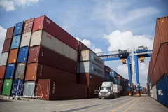 Contenedores en la terminal Tan Cang - Cat Lai, Ciudad Ho Chi Minh (Foto: VNA)