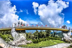 El Puente Dorado en el complejo Ba Na Hills, en la ciudad de Da Nang, es una atracción turística popular tanto para visitantes nacionales como internacionales. (Foto: VNA)