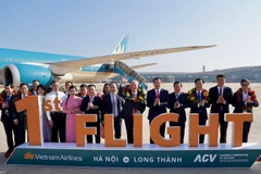 El primer vuelo de pasajeros de Vietnam Airlines a Long Thanh transporta al viceprimer ministro Nguyen Hoa Binh (sexto desde la derecha) y casi 100 pasajeros (Foto: VNA)