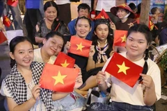 Estudiantes vietnamitas se reúnen para ver el desfile militar y civil que conmemora el 50.º aniversario de la Liberación del Sur y la Reunificación Nacional (30 de abril de 1975-2025). (Foto ilustrativa: VNA)