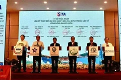 Representantes de Ciudad Ho Chi Minh y las provincias de Dong Nai, Ba Ria-Vung Tau, Binh Duong, Binh Phuoc y Tay Ninh firman un acuerdo de cooperación para el desarrollo del turismo ecológico. (Foto: VNA)