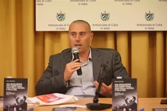 Stefano Bonilauri, director de la editorial Anteo Edizioni, interviene en el acto de lanzamiento de la traducción al italiano del libro (Foto: VNA)