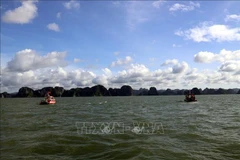 Barcos de la policía de Quang Ninh participan en la búsqueda en la bahía de Ha Long. (Foto ilustrativa: VNA)