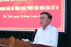 El miembro del Buró Político e integrante permanente del Secretariado del Comité Central del Partido Comunista de Vietnam, Tran Cam Tu, se reúne con las autoridades locales (Foto: VNA)