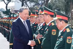 El secretario general del Partido Comunista de Vietnam, To Lam, saluda a los oficiales del 34º cuerpo de ejército (Foto: VNA)