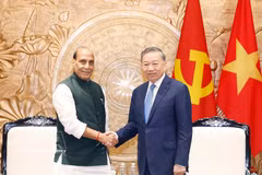 El secretario general del Partido Comunista y presidente de la República, To Lam, recibe al ministro de Defensa de la India, Rajnath Singh. (Foto: VNA)