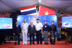 Las autoridades de Ciudad Ho Chi Minh acompañaron al contralmirante Thaveesak Thongnam y al embajador de Tailandia en Vietnam, Urawadee Sriphiromya, en la ceremonia conmemorativa. (Foto: VNA)