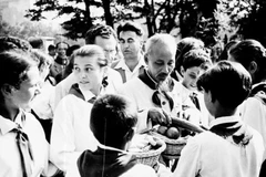 Los estudiantes de Sofía dieron la bienvenida al Presidente Ho Chi Minh durante su visita oficial a Bulgaria el 16 de agosto de 1957, un hito histórico en las relaciones bilaterales. (Foto: VNA)