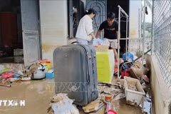 Los habitantes de la comuna de Ninh Phuoc (Khanh Hoa) limpian sus hogares después de las inundaciones (Foto: VNA)