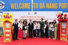 Da Nang da la bienvenida a los primeros turistas extranjeros en la ciudad (Foto: VNA)