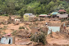 Cientos de casas en la comuna de My Ly (Nghe An) resultaron dañadas tras las inundaciones de julio de 2025. (Foto: VNA)