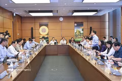 Los diputados de las provincias de Lang Son, Dien Bien y Vinh Long analizan los proyectos de leyes. (Foto: VNA)