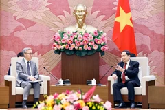 El presidente de la Asamblea Nacional de Vietnam, Tran Thanh Man (derecha), recibe al ministro de Relaciones Exteriores de Laos, Thongsavanh Phomvihane. (Foto: VNA)