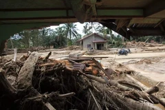 Un motociclista pasa por una zona de viviendas afectada por las inundaciones en el sur de Tapanuli, en el norte de Sumatra, el 1 de diciembre de 2025. (Foto: Antara)