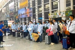 Trabajadores vietnamitas esperan su embarque en un aeropuerto. (Foto: VietnamPlus)