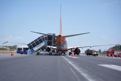 Un Boeing 737-300 de Air India Express se encuentra en la pista del aeropuerto de Phuket poco después de un aterrizaje forzoso el 11 de marzo. (Foto: Aeropuerto Internacional de Phuket)
