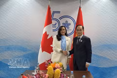 El ministro de Relaciones Exteriores de Vietnam, Le Hoai Trung, se reúne con su homóloga de Canadá, Anita Anand. (Foto: VNA)