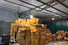 Las autoridades incautaron más de cuatro toneladas de dátiles rojos secos de origen desconocido. (Foto: VNA)