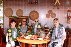 Turistas extranjeros degustan especialidades del sur de Vietnam (Foto: VNA)