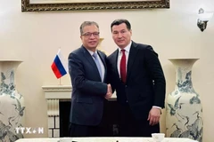 El embajador de Vietnam en Rusia, Dang Minh Khoi (izquieda), y el jefe de la república de Kalmukia, Batu Khasikov (Foto: VNA)