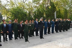 Los oficiales rinden homenaje en el monumento dedicado a los mártires revolucionarios de los dos pueblos que se ubica en el Parque de Amistad China-Vietnam en Dongxing. (Foto: qdnd.vn)