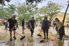 Se están realizando esfuerzos urgentes para limpiar las escuelas una vez que bajen las inundaciones. (Foto: VNA)