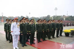 La delegación de la Comisión Militar Central, el Ministerio de Defensa, el Estado Mayor General y el Departamento General de Política del EPV rinde homenaje al Presidente Ho Chi Minh (Foto: qdnd.vn)