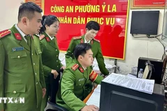 La fuerza policial del distrito de Y La, en la ciudad de Tuyen Quang, inicia oficialmente sus operaciones bajo el nuevo sistema de vigilancia de dos niveles en su primer día de trabajo. (Foto: VNA)