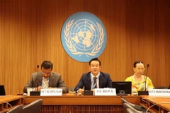 El embajador Mai Phan Dung, jefe de la misión permanente de Vietnam en Ginebra (centro), interviene en la sesión. (Foto: VNA)